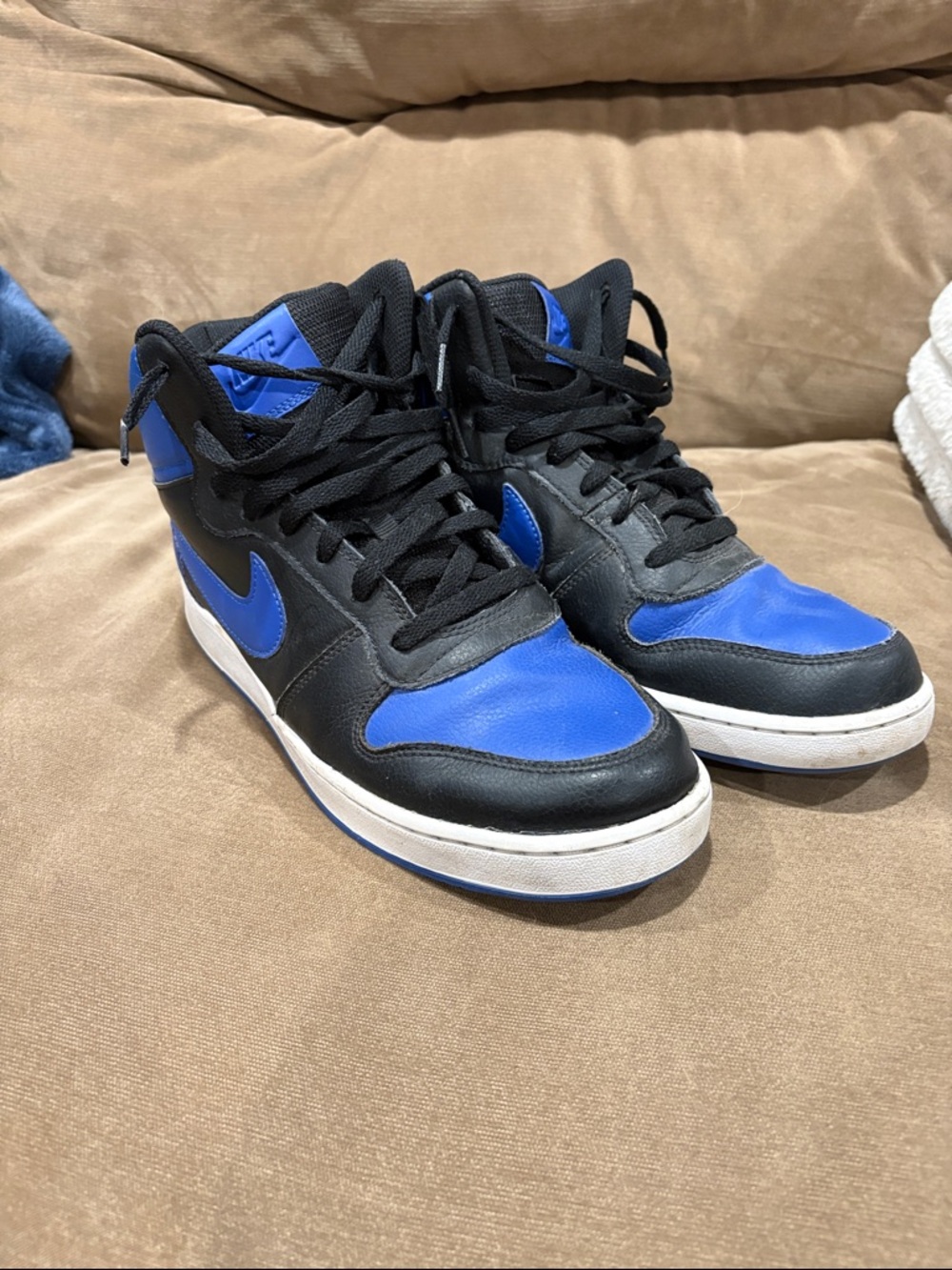 Nike Men’s Black and Blue Mid-Top Sneakers